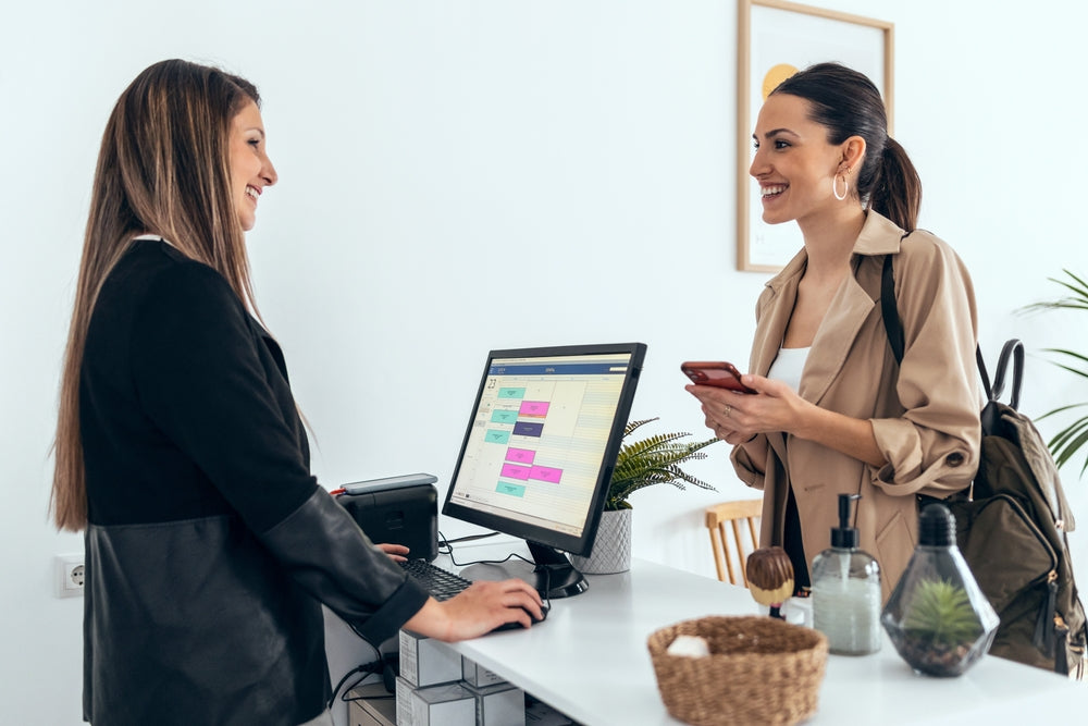 Échange à l’accueil pour préparer un projet de formation.